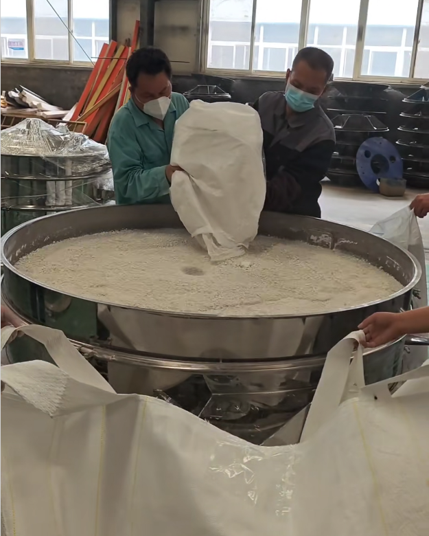 客戶帶料來廠試機，1500振動篩＋2套超聲波系統(tǒng)，不堵網(wǎng)、產(chǎn)量大、精度高，效果非常好！
